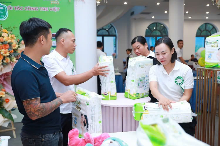 Diễn viên Thu Quỳnh tham gia buổi ra mắt sản phẩm bỉm Bamboo Pro của Tre Việt.