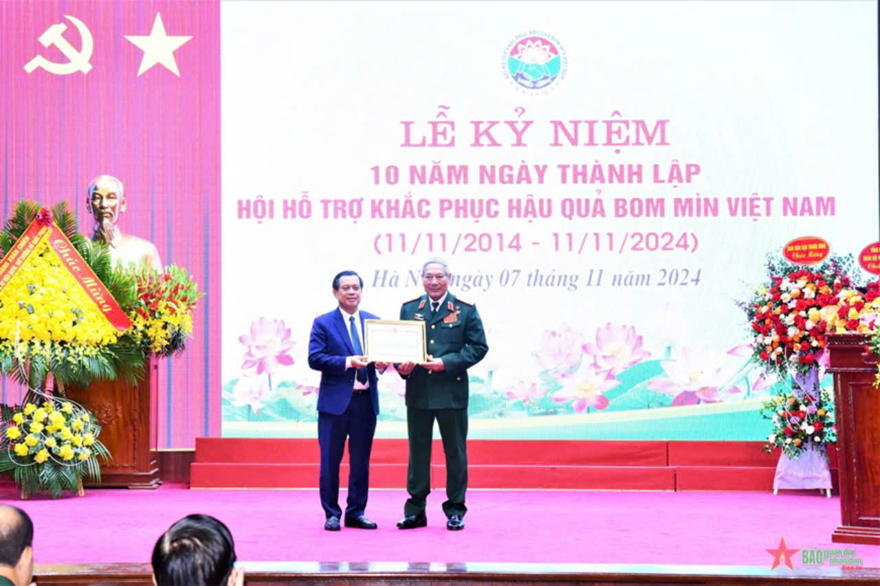 Đồng chí Nguyễn Bá Hoan, Thứ trưởng Bộ Lao động - Thương binh và Xã hội trao Bằng khen tặng Hội Hỗ trợ khắc phục hậu quả bom mìn Việt Nam.