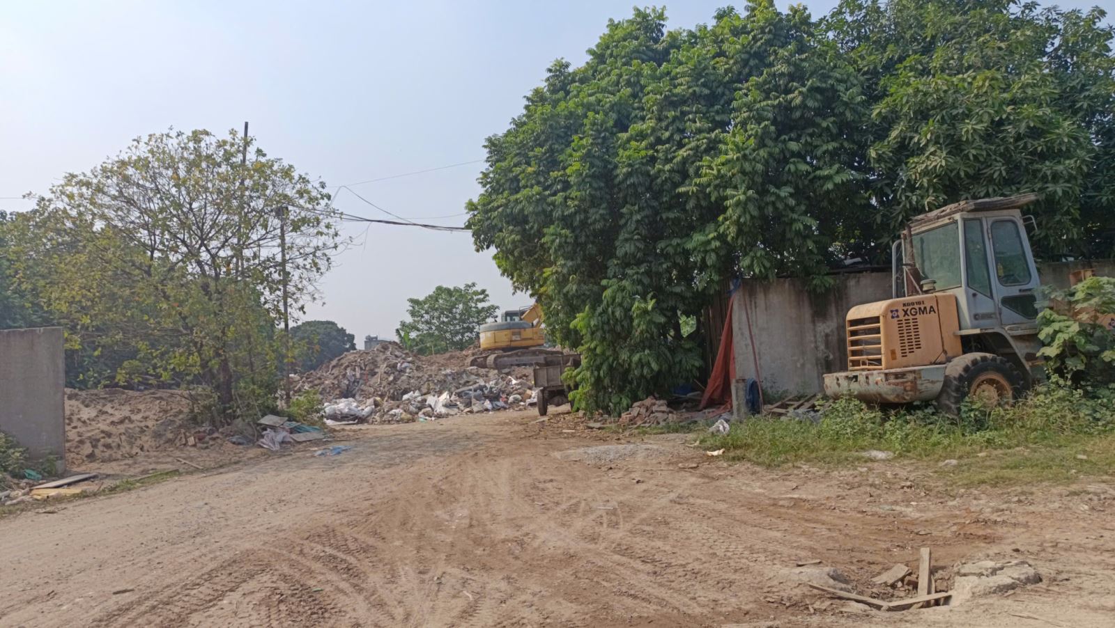 Điểm tập kết phế thải vật liệu xây dựng trên đường vào dự án bệnh viện đa khoa Thanh Xuân/ Ảnh Phạm Hùng