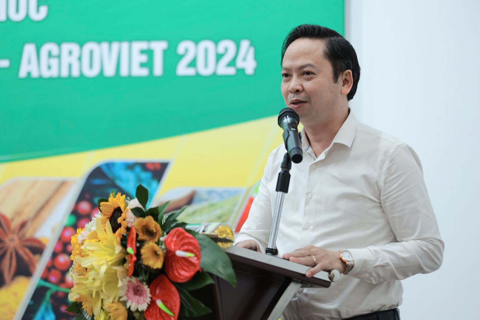 Ông Hoàng Văn Dự - Phó Giám đốc Trung tâm Xúc tiến thương mại nông nghiệp (Bộ Nông nghiệp và Phát triển nông thôn - NNPTNT) thông tin tại buổi họp báo.