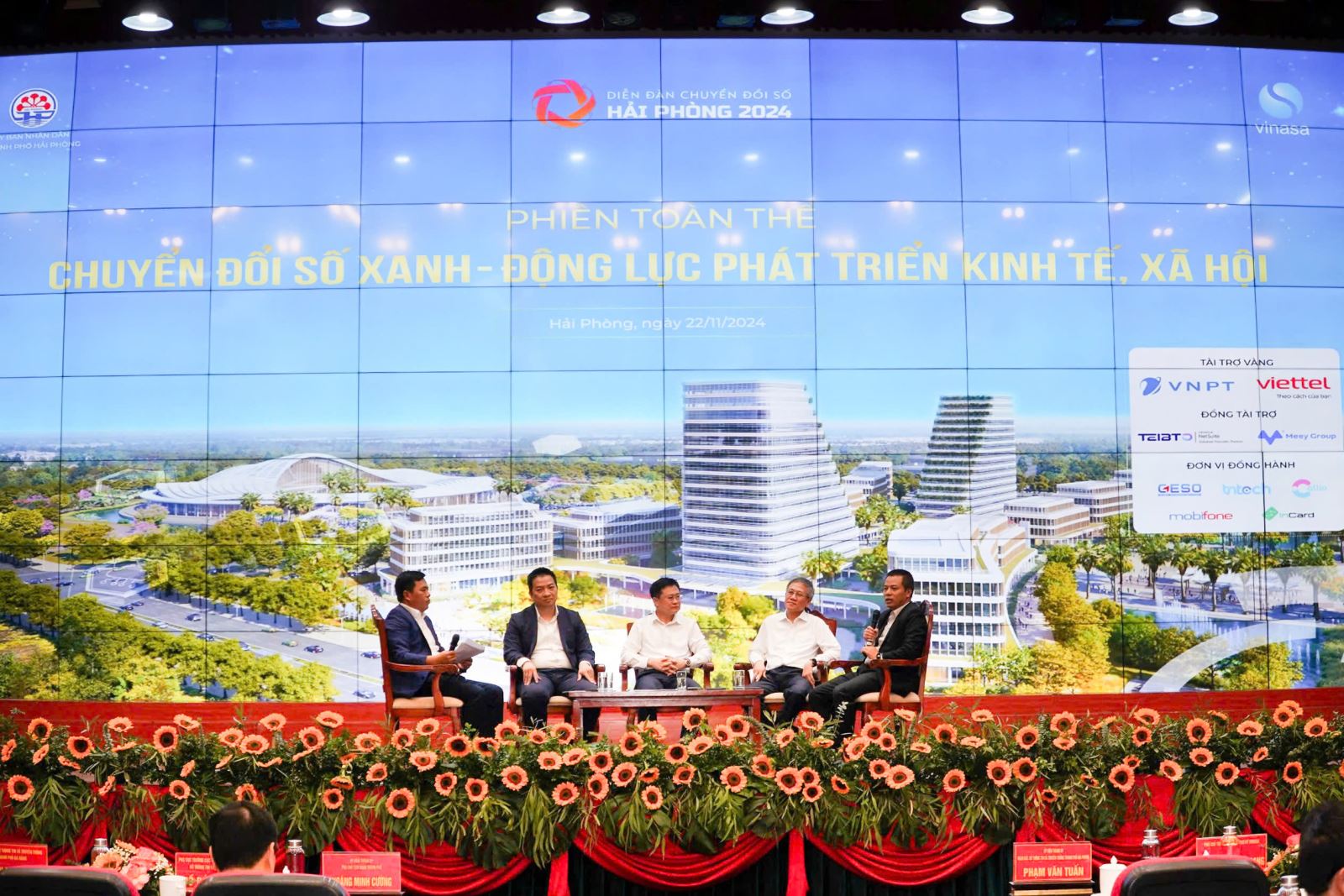 Các chuyên gia trao đổi về xây dựng và hoàn thiện các hạ tầng số.