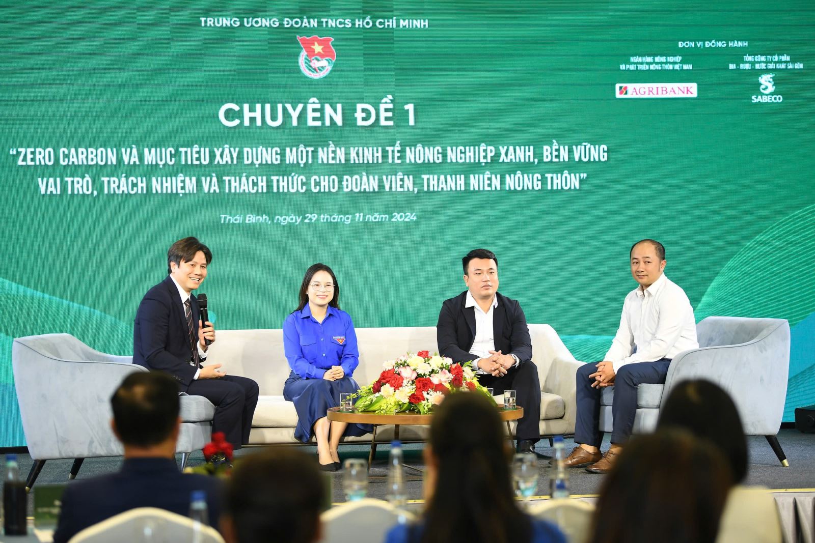 Các đại biểu trao đổi thông tin tại diễn đàn