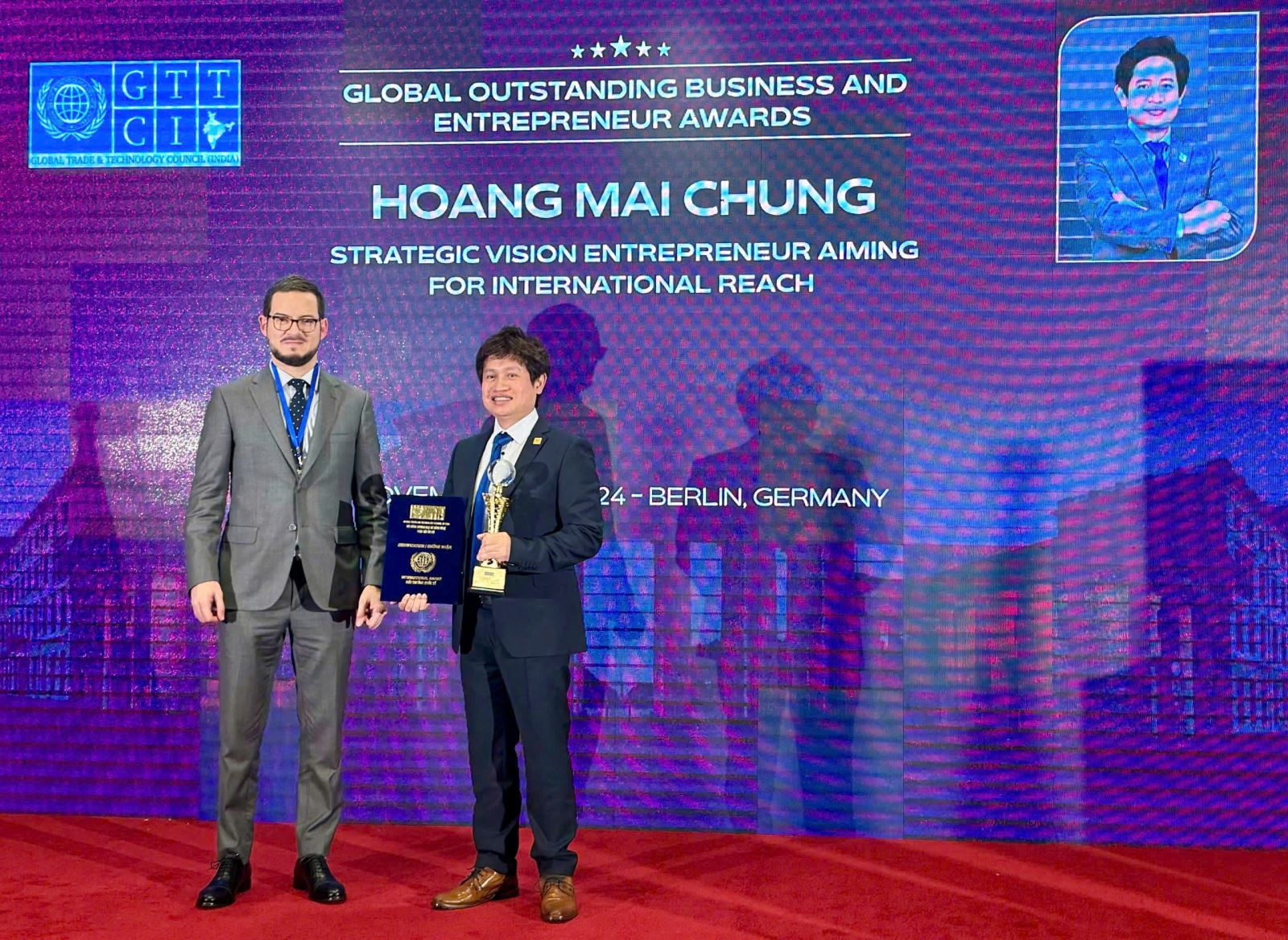 Chú thích: Chủ tịch Hoàng Mai Chung vinh dự được nhận danh hiệu "Doanh nhân tầm nhìn chiến lược vươn tầm quốc tế" tại Hội nghị Thượng đỉnh Khoa học & Kinh tế Toàn cầu