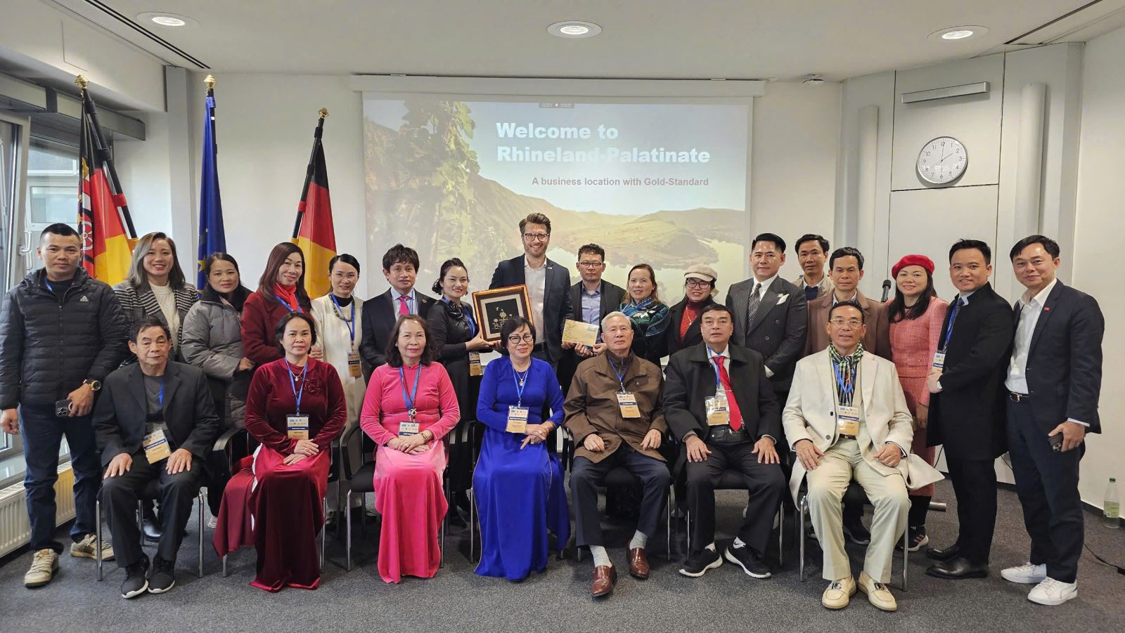 Đoàn đại biểu Việt Nam chụp ảnh lưu niệm cùng ông Julian Schäfer - Giám đốc Marketing & Quan hệ quốc tế của Bộ Kinh tế, Giao thông, Nông nghiệp và Trồng nho Bang Rhineland-Pfalz (Đức)