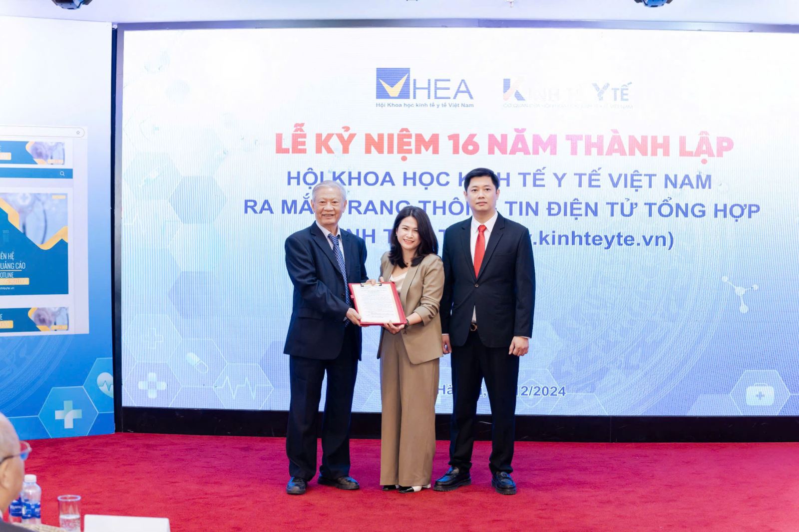 TS Dương Huy Liệu, Chủ tịch Hội Khoa học Kinh tế Y tế Việt Nam trao Quyết định tới các nhân sự phụ trách trang Thông tin điện tử tổng hợp Kinh tế y tế là Thạc sĩ Nguyễn Ngọc Khánh và Thạc sĩ Nguyễn Linh Chi