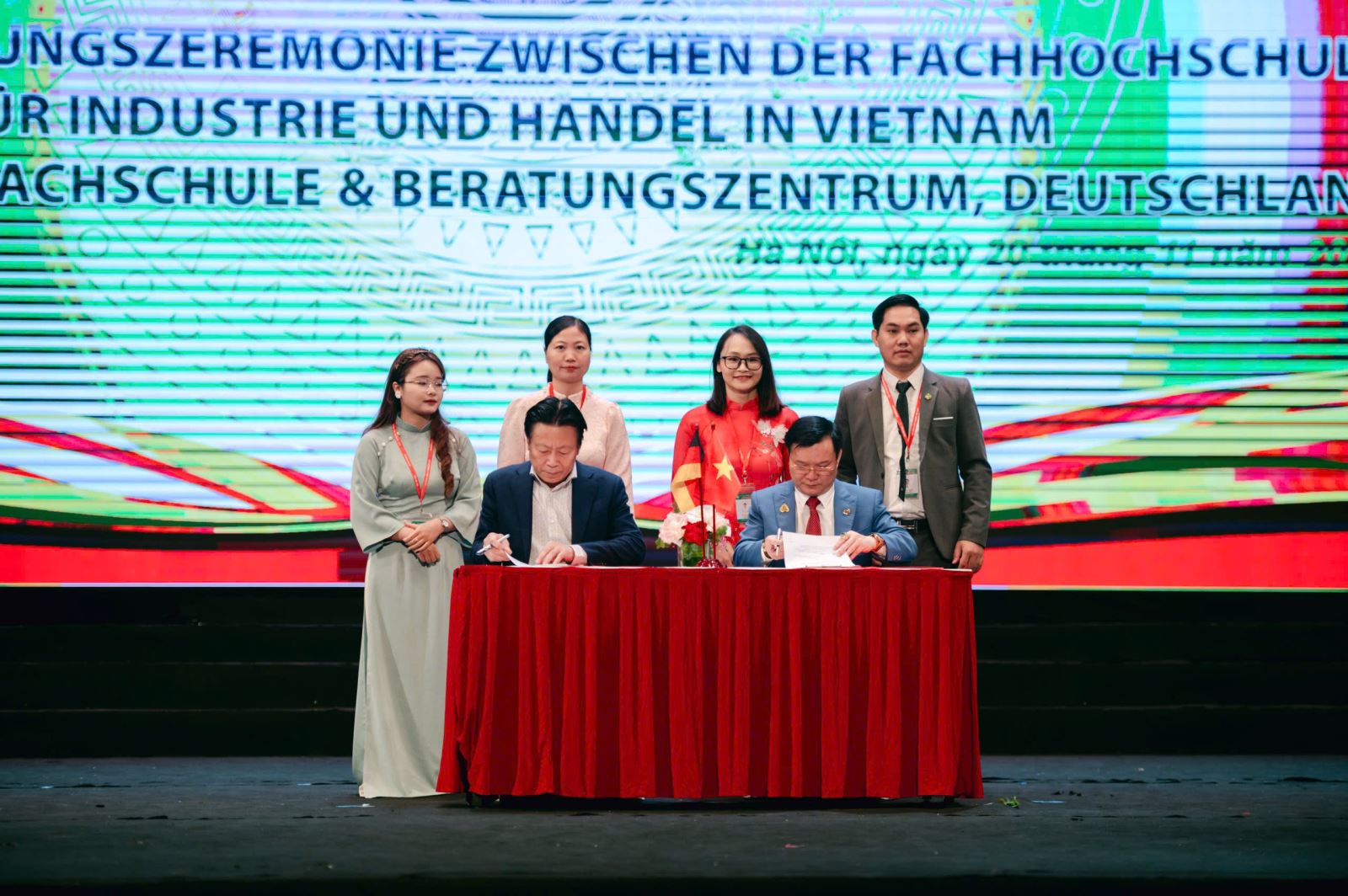 Viện sĩ, Giáo sư danh dự, TS Lê Đại Hùng - Chủ tịch HĐQT Trường Cao đẳng Công thương Việt Nam (áo xanh) ký kết biên bản ghi nhớ về cung ứng nguồn nhân lực với đối tác, đánh dấu bước tiến quan trọng trong việc tạo ra cơ hội học tập và thực tập quốc tế cho sinh viên VCI.