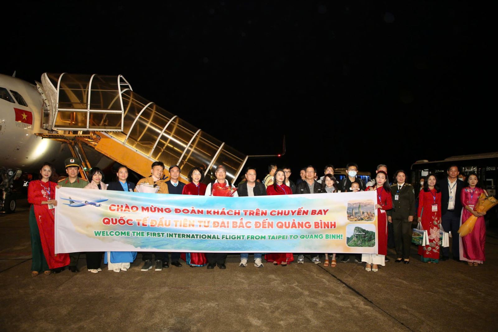 Lãnh đạo Sở Văn hoá, Thể thao và Du lịch tỉnh Quảng Bình tổ chức đón và chào mừng các hành khách trên chuyến bay VJ7173 của hàng hàng không VietJet Air hạ cánh tại sân bay Đồng Hới.