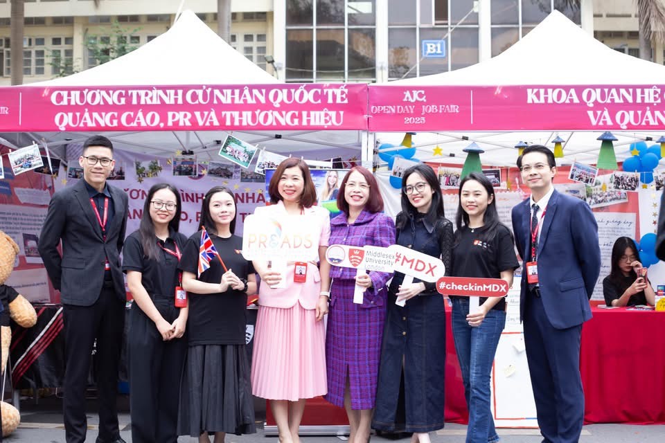 sôi động các hoạt động tư vấn hướng nghiệp, trải nghiệm tại Ngày hội Tư vấn Tuyển sinh - Hướng nghiệp - Việc làm (AJC Open Day – Job Fair 2025) của Học viện Báo chí và Tuyền truyền.