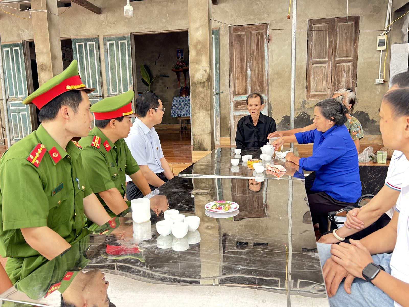 Hiệp hội Phòng cháy chữa cháy và Cứu nạn cứu hộ Việt Nam đã tổ chức đoàn công tác cùng Phòng Cảnh sát PCCC & CNCH - Công an tỉnh Phú Thọ đến thăm hỏi, động viên và chia sẻ mất mát với gia đình