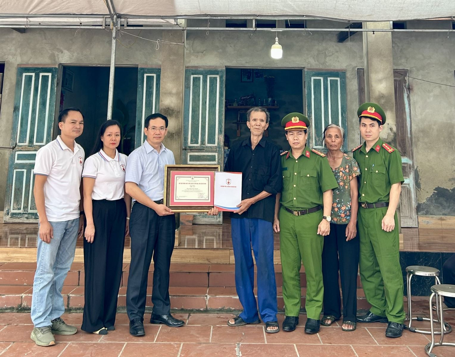 đoàn đã thắp hương, tri ân anh Đặng Duy Doanh và trao số tiền hỗ trợ 20 triệu đồng từ Quỹ “Vì cuộc sống bình yên” của Hiệp hội