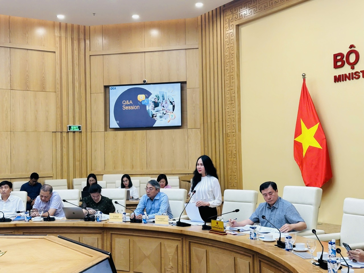 Cục trưởng Cục Thương mại điện tử và Kinh tế số Lê Hoàng Oanh trình bày dự thảo Luật 