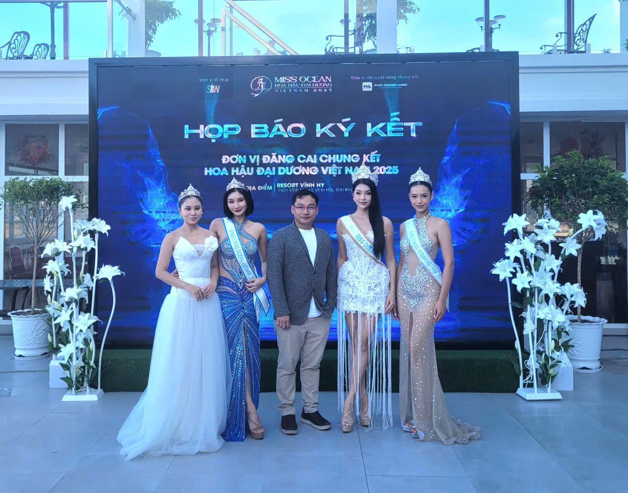 Ông Nguyễn Anh Vũ, Chủ tịch Hiệp hội Du lịch Ninh Thuận, tỉnh Khánh Hòa chụp hình lưu niệm tại buổi họp báo.