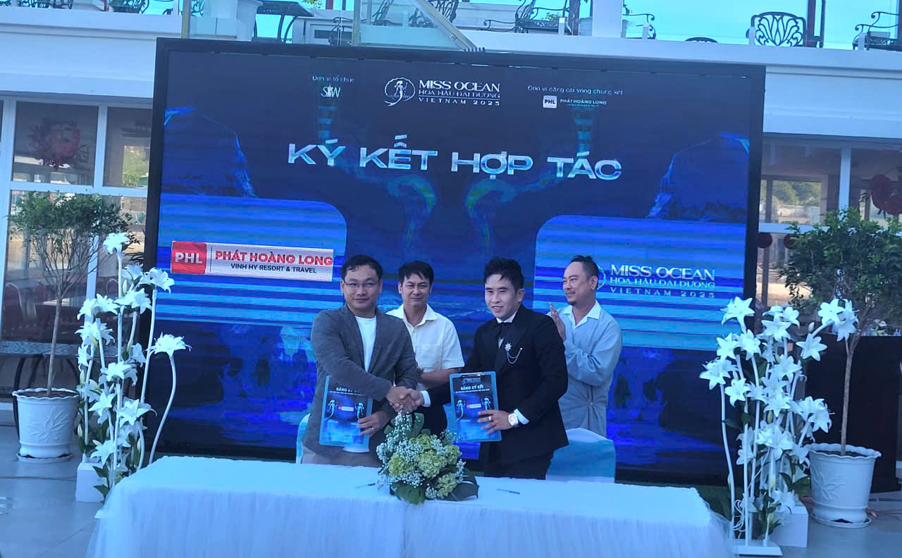 Đại diện Ban Tổ chức cuộc thi Hoa hậu Đại dương Việt Nam 2025 và Vĩnh Hy Resort ký kết biên bản hợp tác tổ chức vòng chung kết cuộc thi.