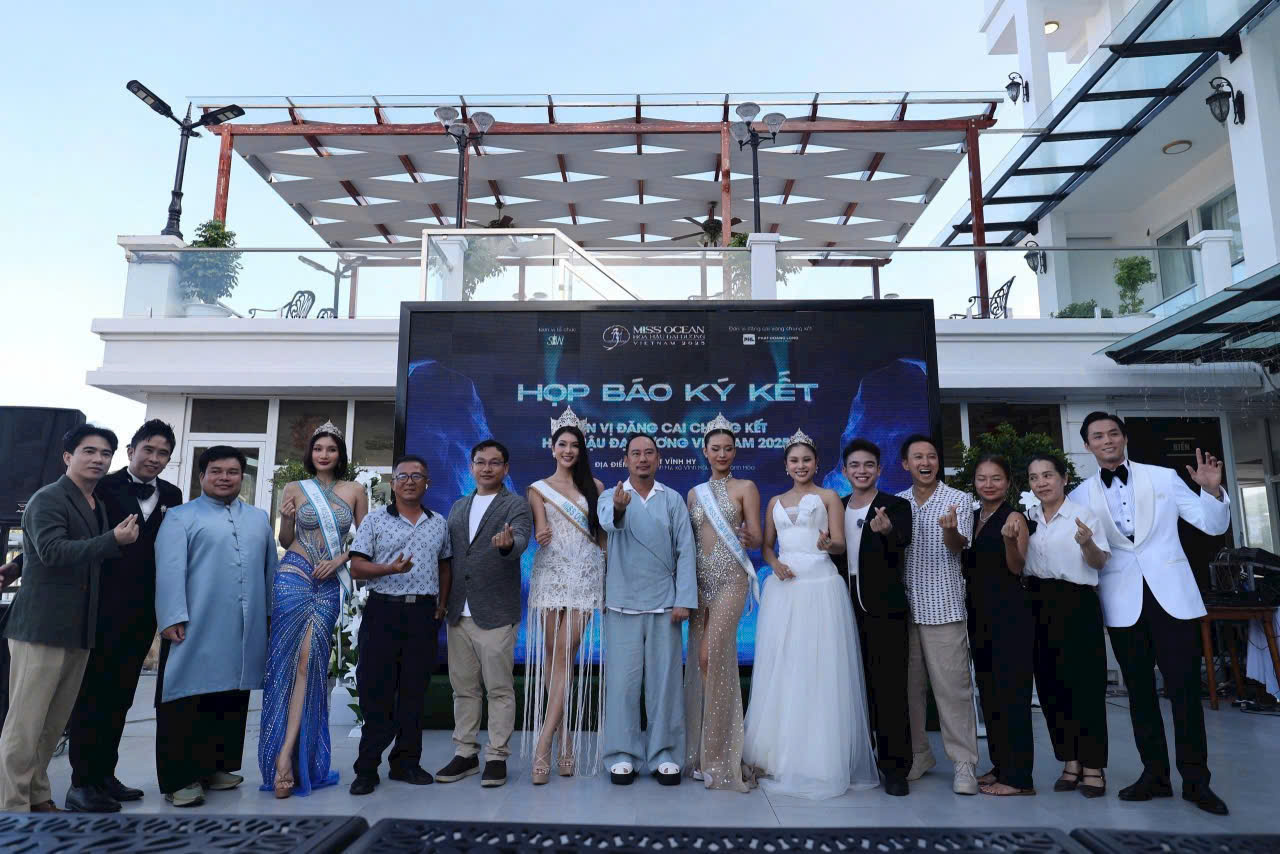 Đại diện Ban tổ chức cuộc thi Hoa hậu Đại dương Việt Nam 2025 chụp hình cùng các đại biểu tham dự.