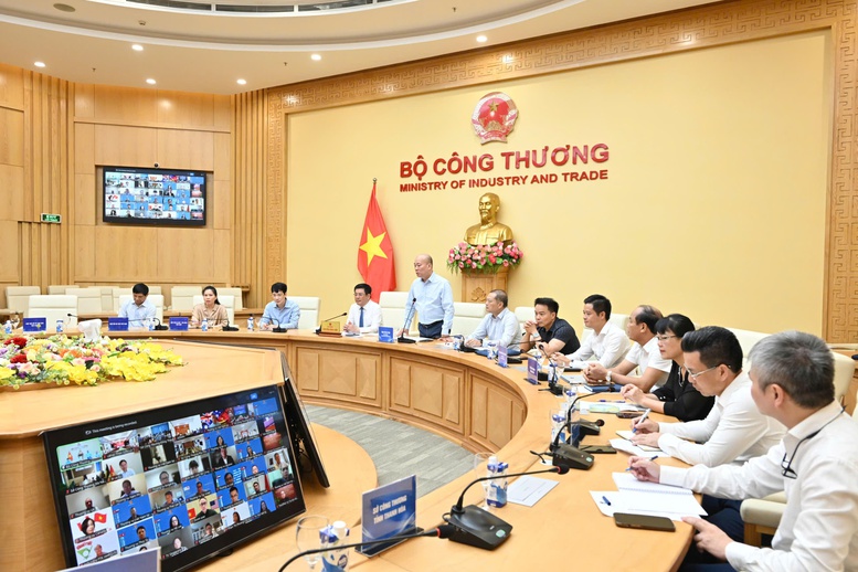 Cục trưởng Cục Xúc tiến thương mại Vũ Bá Phú thông tin về bức tranh thương mại 8 tháng đầu năm