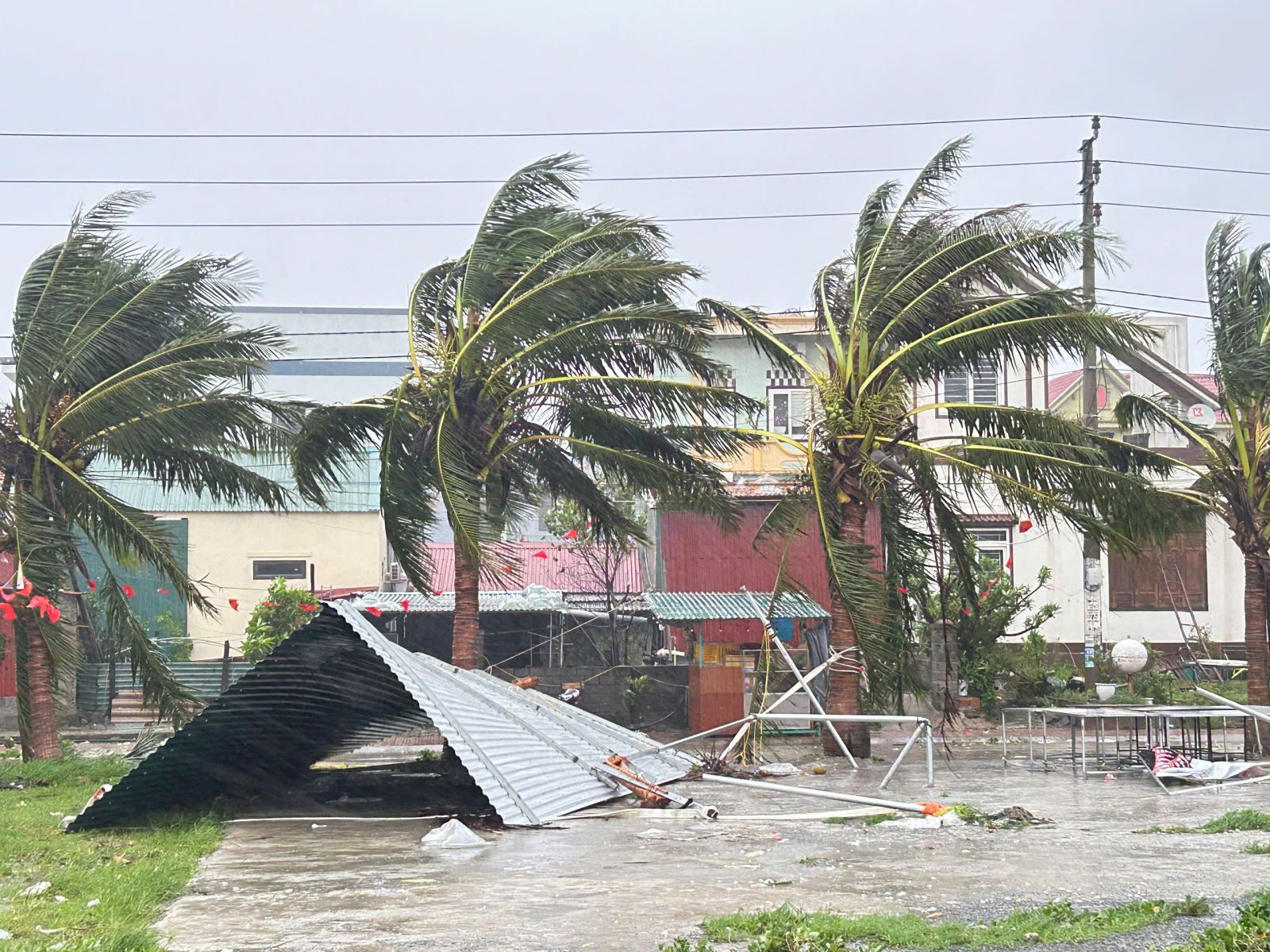 Một số quán ăn, khu vui chơi tại bờ kè ven biển xã Cảnh Dương nay là xã Hoà Trạch, tỉnh Quảng Trị.