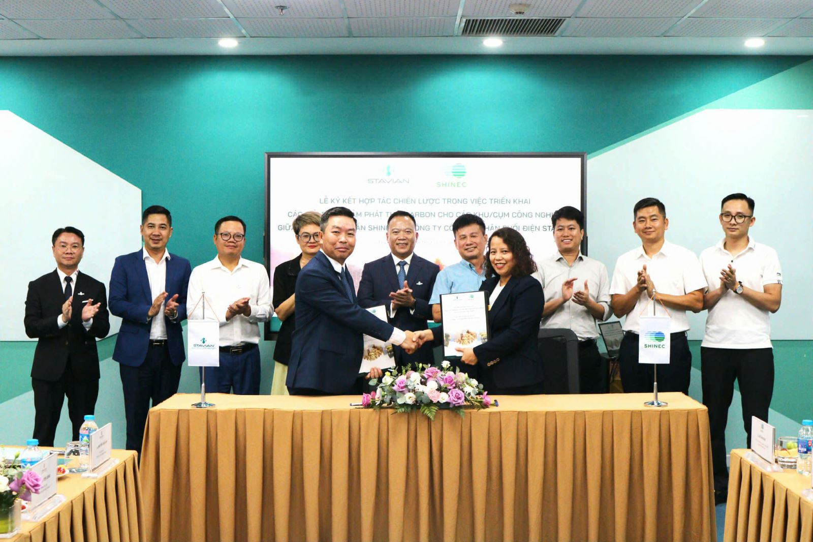   Lễ ký kết hợp tác chiến lược trong việc triển khai các giải pháp giảm phát thải carbon cho các khu/cụm công nghiệp giữa Công ty Cổ phần Phân phối Điện Stavian (Stavian ED) và Công ty Cổ phần Shinec