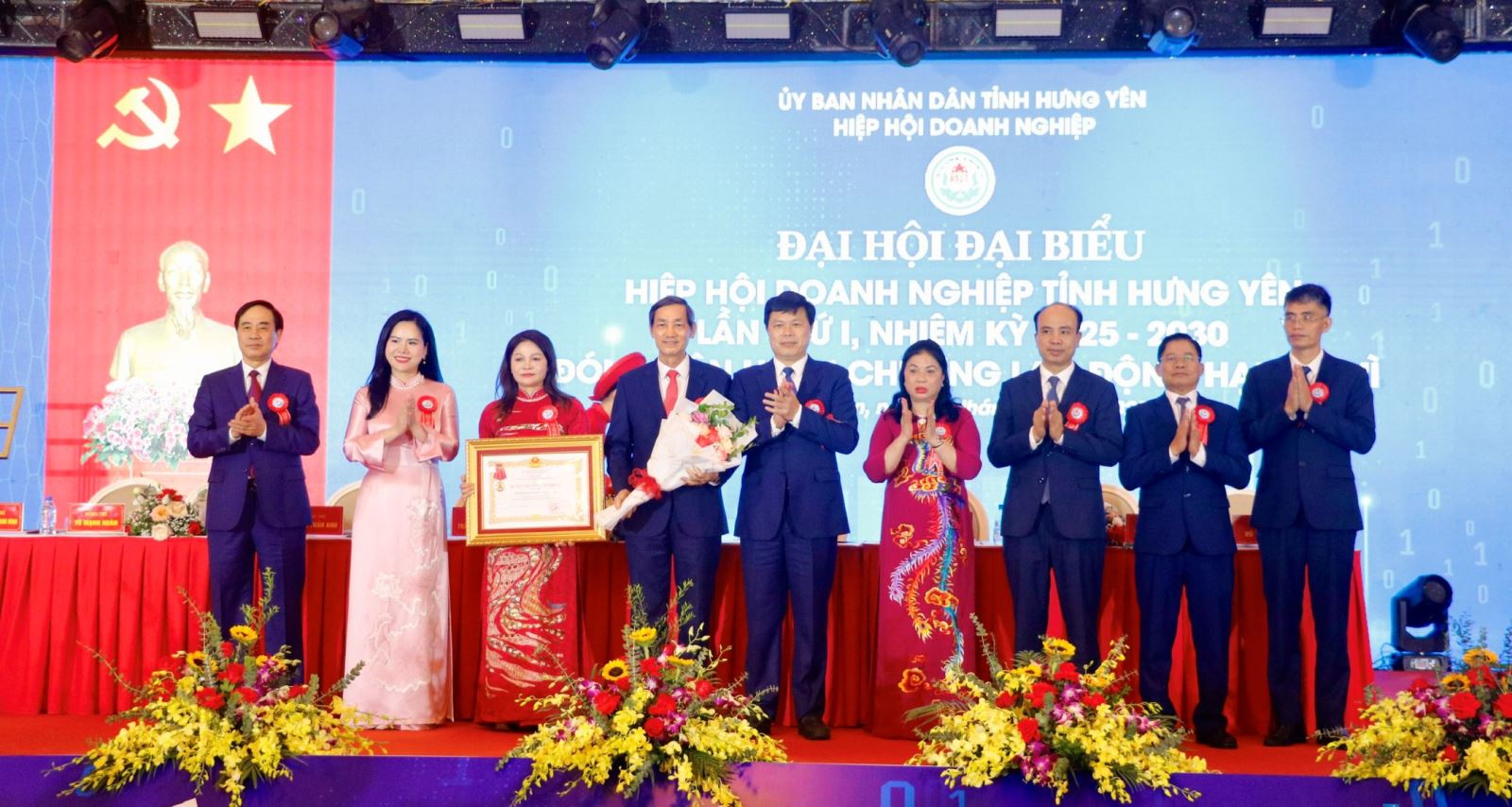 Ông Trần Quốc Toản, Phó Bí thư Thường trực Tỉnh ủy trao Huân chương Lao động hạng Nhì của Chủ tịch nước tặng Hiệp hội Doanh nghiệp tỉnh Hưng Yên