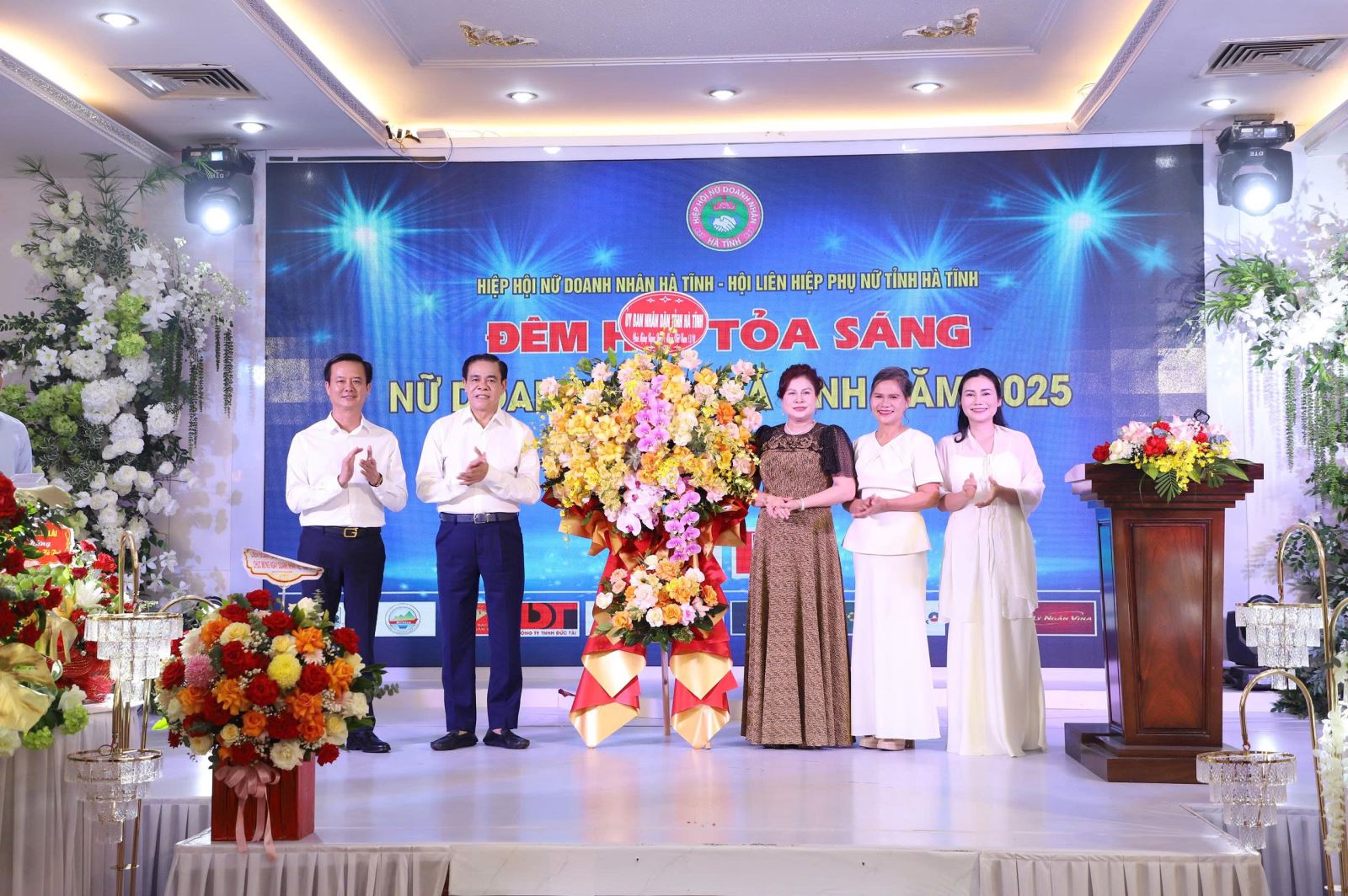 Chủ tịch UBND tỉnh Võ Trọng Hải và Phó chủ tịch UBND tỉnh Trần Báu Hà tặng hoa chúc mừng Hiệp hội nữ doanh nhân Hà Tĩnh.