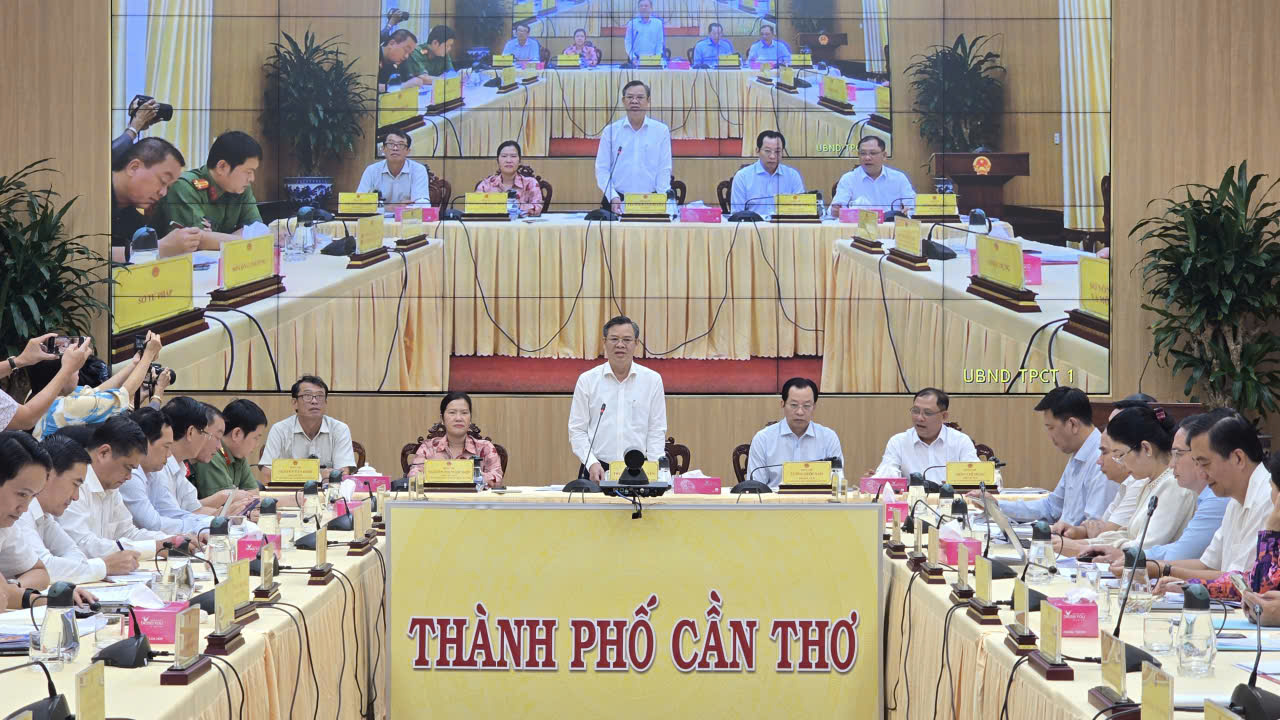 Chủ tịch UBND TP. Cần Thơ Trương Cảnh Tuyên phát biểu tại phiên họp tháng 9/2025 - Ảnh: VGP/LS