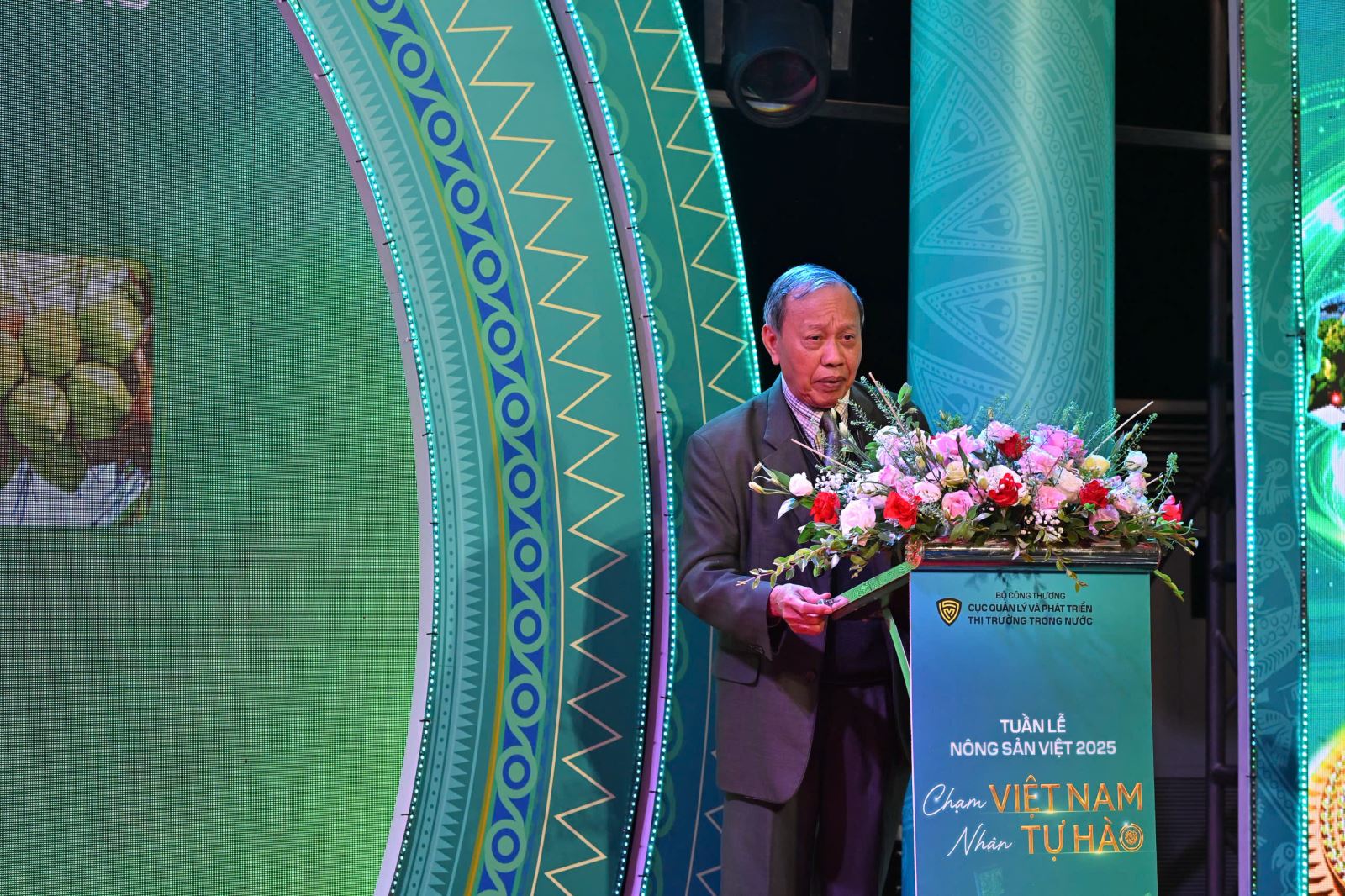 Nguyên Thứ trưởng Bộ Thương mại Lương Văn Tự, Chủ tịch Hiệp hội Thông tin, tư vấn kinh tế thương mại Việt Nam cho rằng đã đến lúc cần xem xét thống nhất lại hệ thống quy chuẩn đối với nông sản Việt Nam