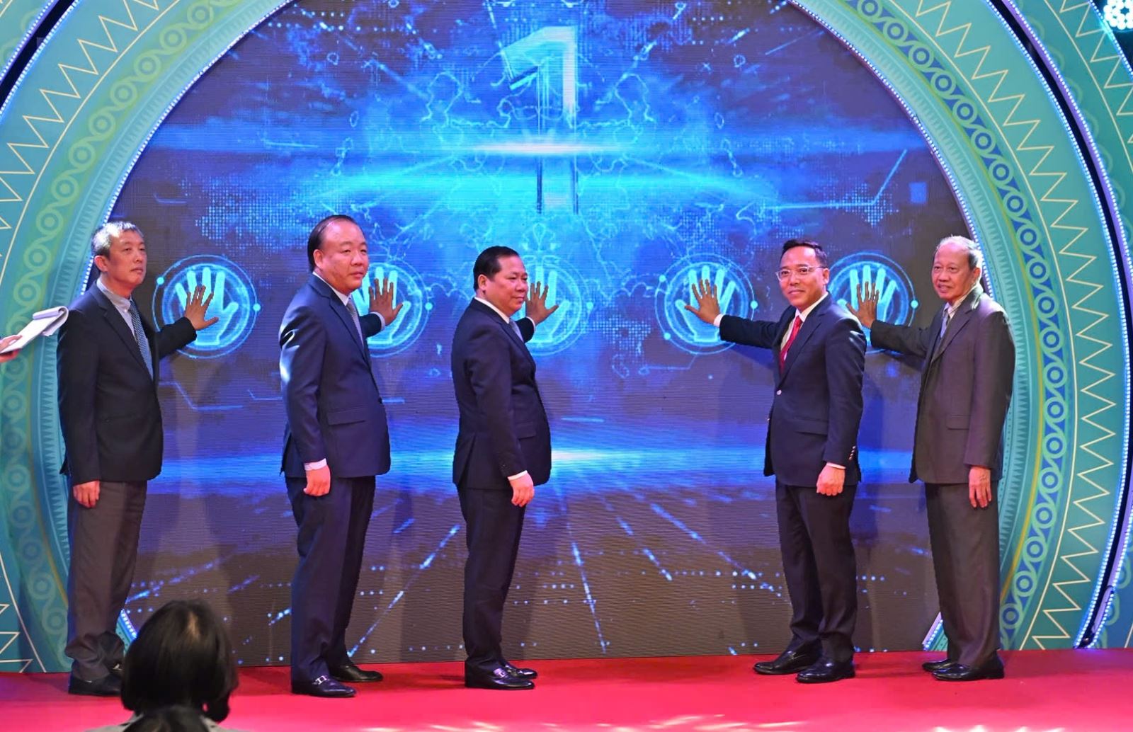 Các đại biểu nhấn nút khai mạc “Tuần lễ Nông sản Việt 2025”