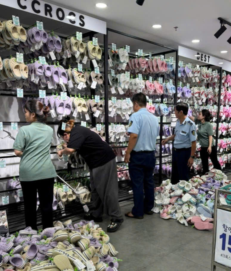 Đội Quản lý thị trường kiểm tra cửa hàng kinh doanh giày dép