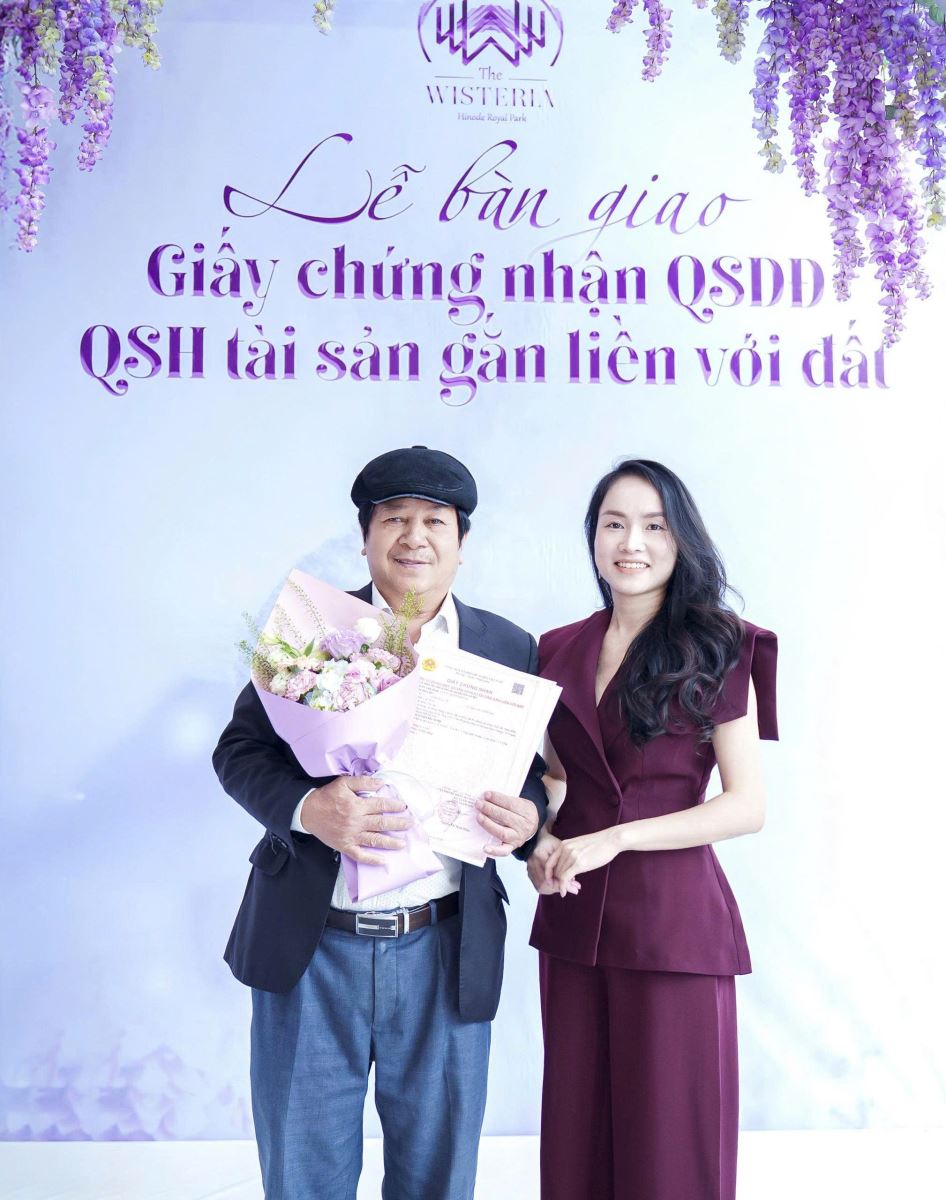 Đại diện chủ đầu tư WTO trao sổ hồng cho các cư dân của dự án The Wisteria