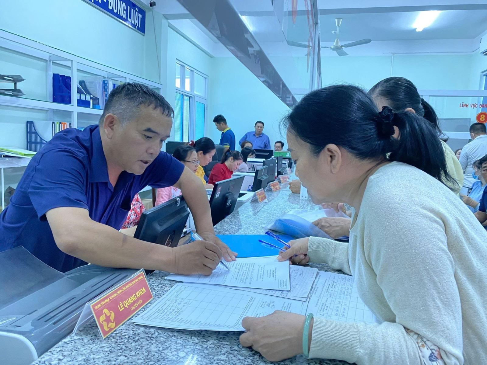 Cán bộ Trung tâm phục vụ hành chính công phường Nam Nha Trang hướng dẫn người dân thủ tục hành chính