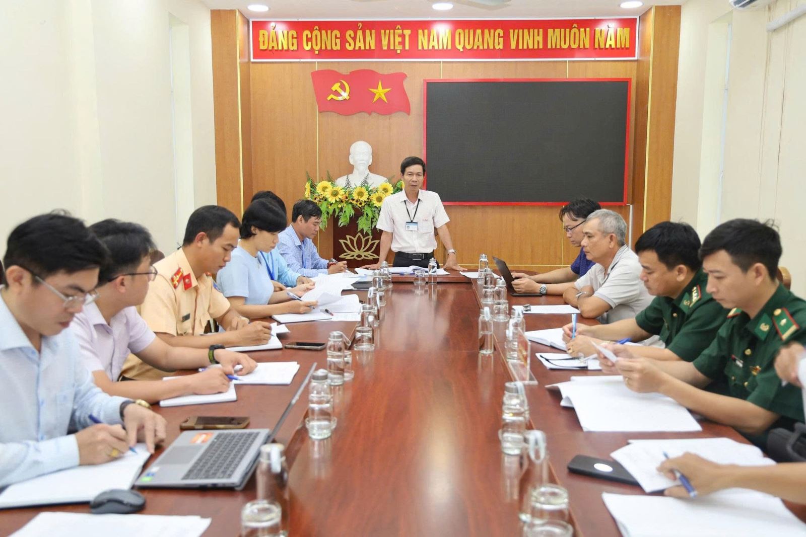 Ông Nguyễn Văn Minh – Chủ tịch phường Nam Nha Trang chủ trì cuộc họp