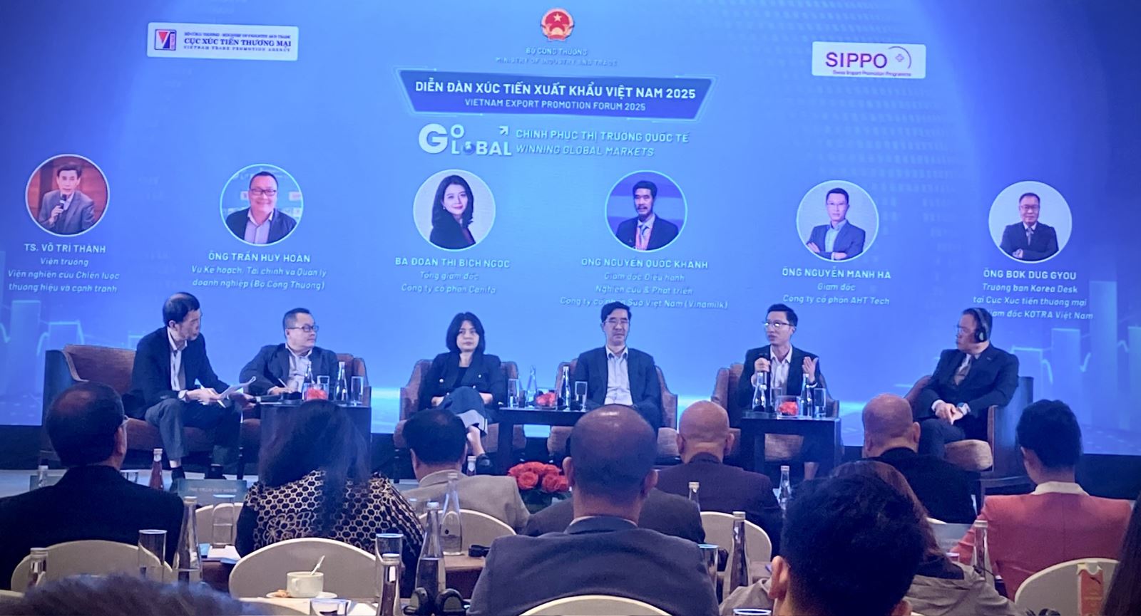 Diễn đàn cũng dành thời gian cho hai phiên thảo luận chuyên sâu tập trung vào đổi mới mô hình xuất khẩu, chuyển đổi xanh, nâng cấp chuỗi giá trị và tối ưu hóa lợi thế từ các FTA