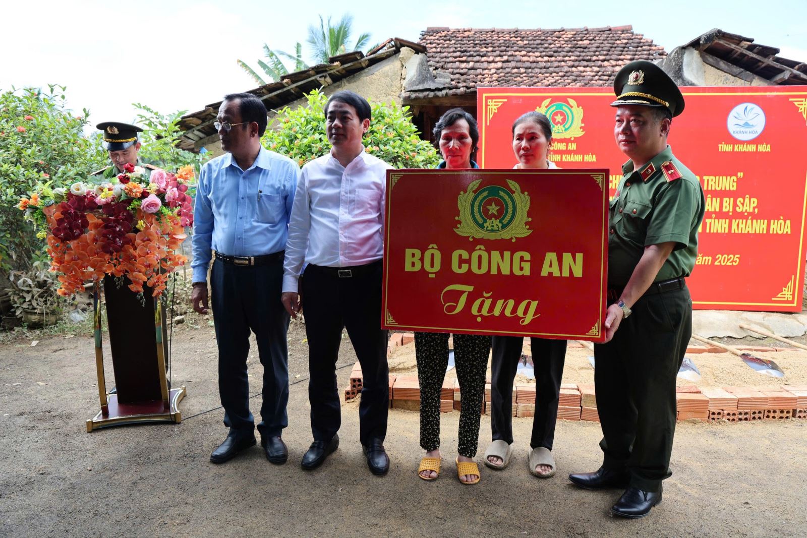 Thừa ủy quyền Bộ Công an, lãnh đạo Công an tỉnh, lãnh đạo tỉnh Khánh Hòa đã trao phần quà cho 8 hộ gia đình được khởi công xây dựng nhà. (Ảnh: A Nhất)