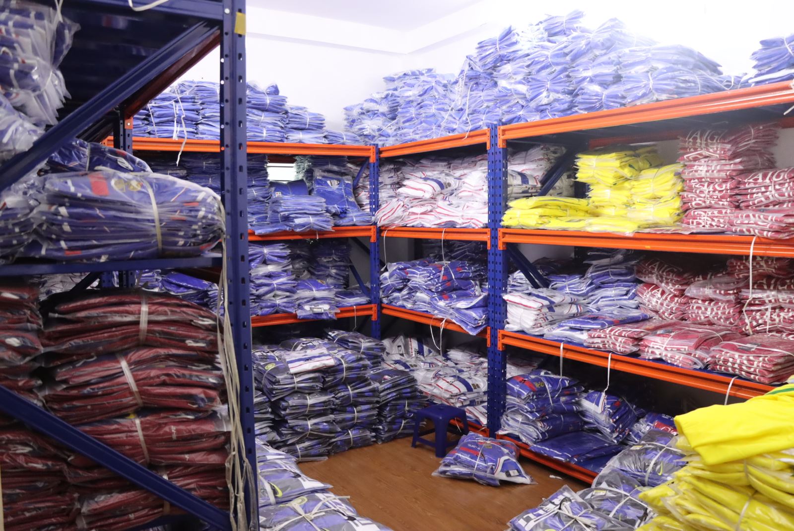 Lực lượng chức năng kiểm tra tại cơ sở kinh doanh quần áo thể thao trên phố Hoàng Công Chất, phường Phú Diễn, Hà Nội