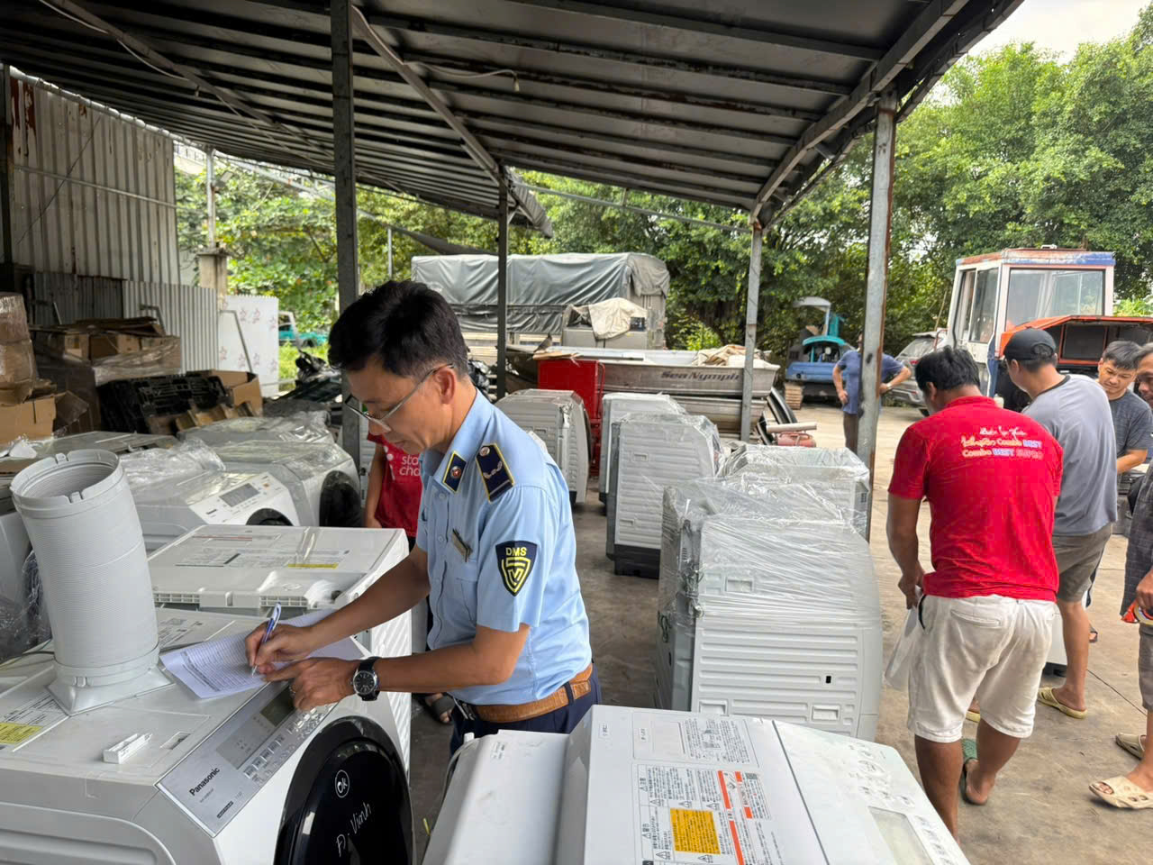 Toàn bộ hàng hóa vi phạm bị niêm phong, xử lý theo quy định