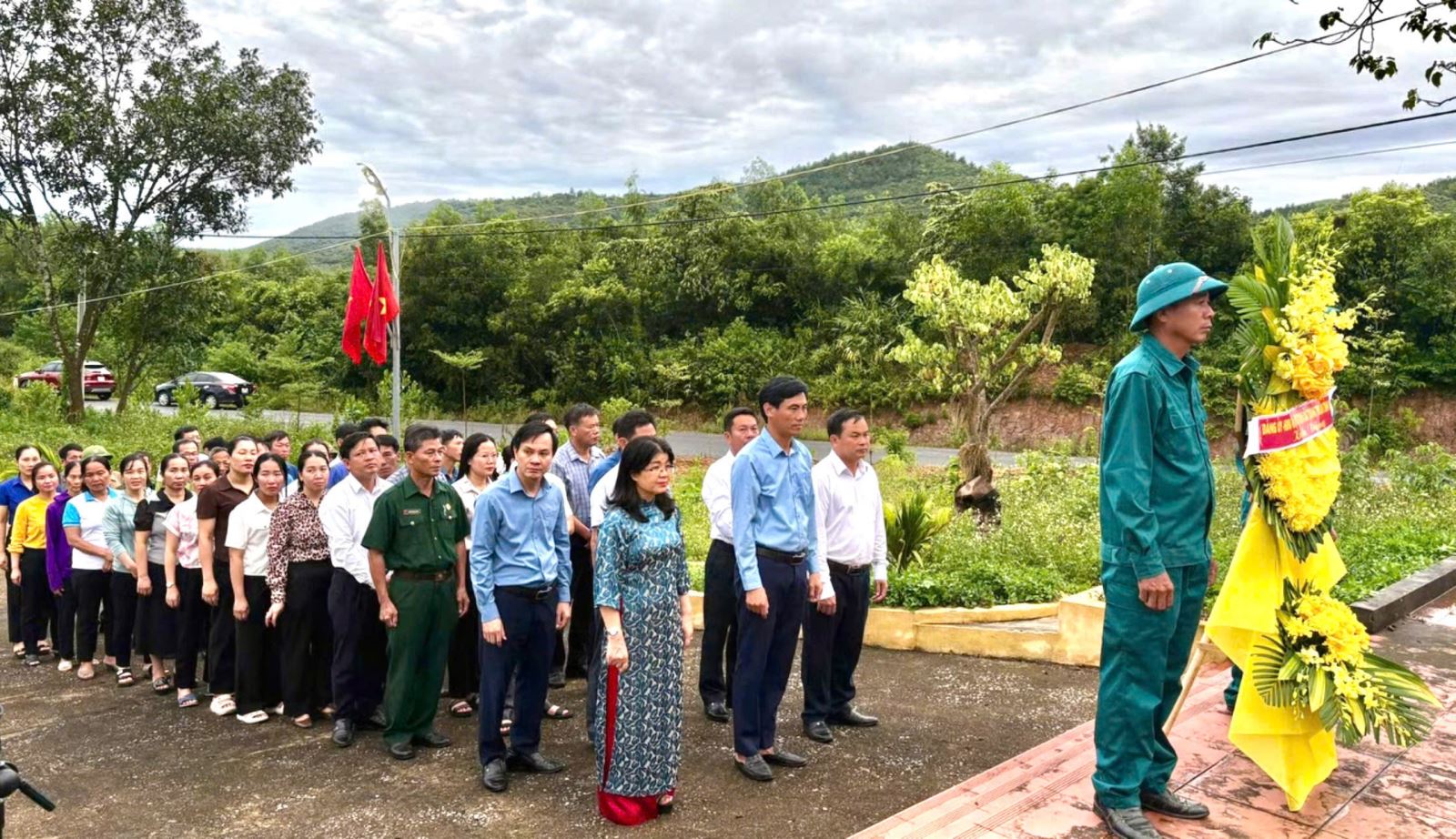 Các đồng chí Thường trực Đảng uỷ cùng các đồng chí Đảng viên và Nhân dân địa phương dâng hương tại Bia Di tích lịch sử chiến khu Trung Thuần