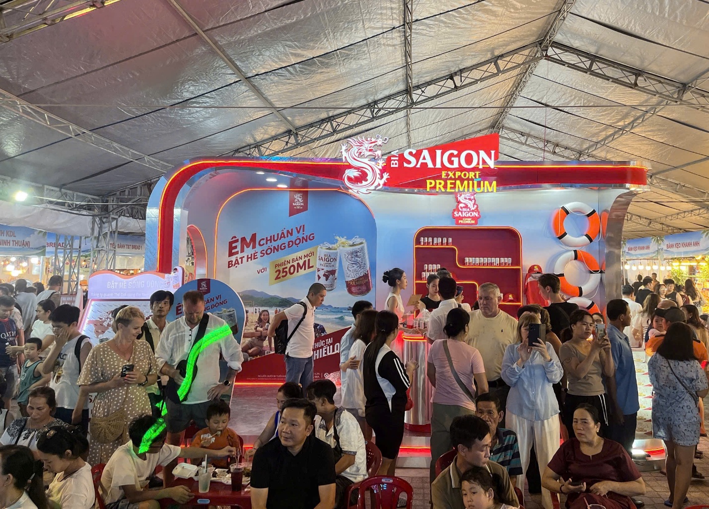 Gian hàng giới hiệu Bia Saigon Export Premium (Bia Saigon EP) thu hút đông đảo du khách tham gia trải nghiệm  (Ảnh: SABECO)