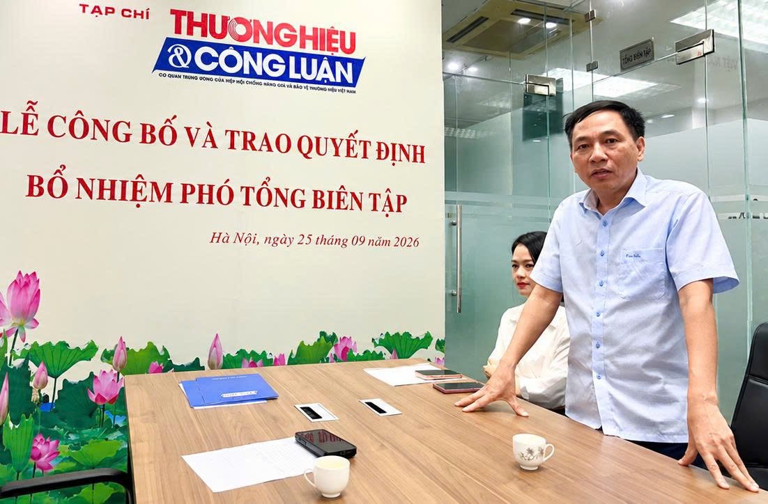 Tổng Biên tập Tạp chí Thương hiệu và Công luận Vũ Đức Thuận phát biểu chúc mừng và giao nhiệm vụ cho 2 đồng chí Phó Tổng Biên tập.