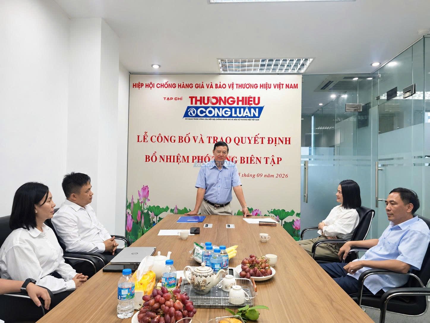 Chủ tịch Hiệp hội Chống hàng giả và Bảo vệ thương hiệu Việt Nam Nguyễn Đăng Sinh phát biểu chúc mừng hai tân Phó Tổng Biên tập, đồng thời giao trọng trách mới cho hai nhà báo.