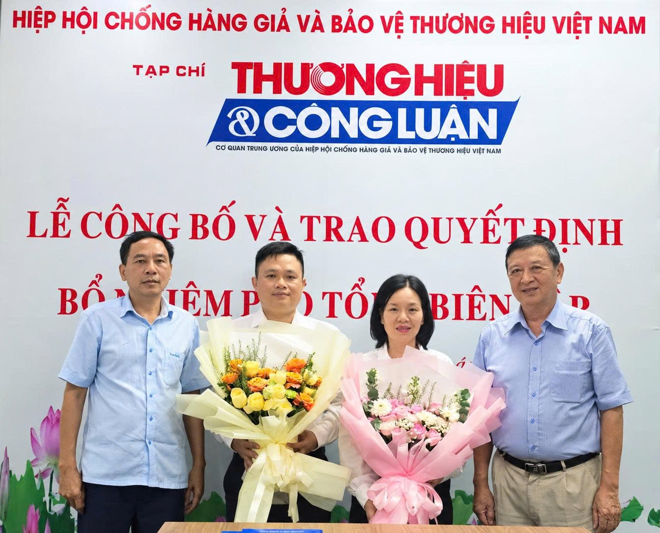 Chủ tịch Hiệp hội Nguyễn Đăng Sinh và Tổng Biên tập Tạp chí Thương hiệu và Công luận Vũ Đức Thuận tặng hoa chúc mừng hai Phó Tổng Biên tập.