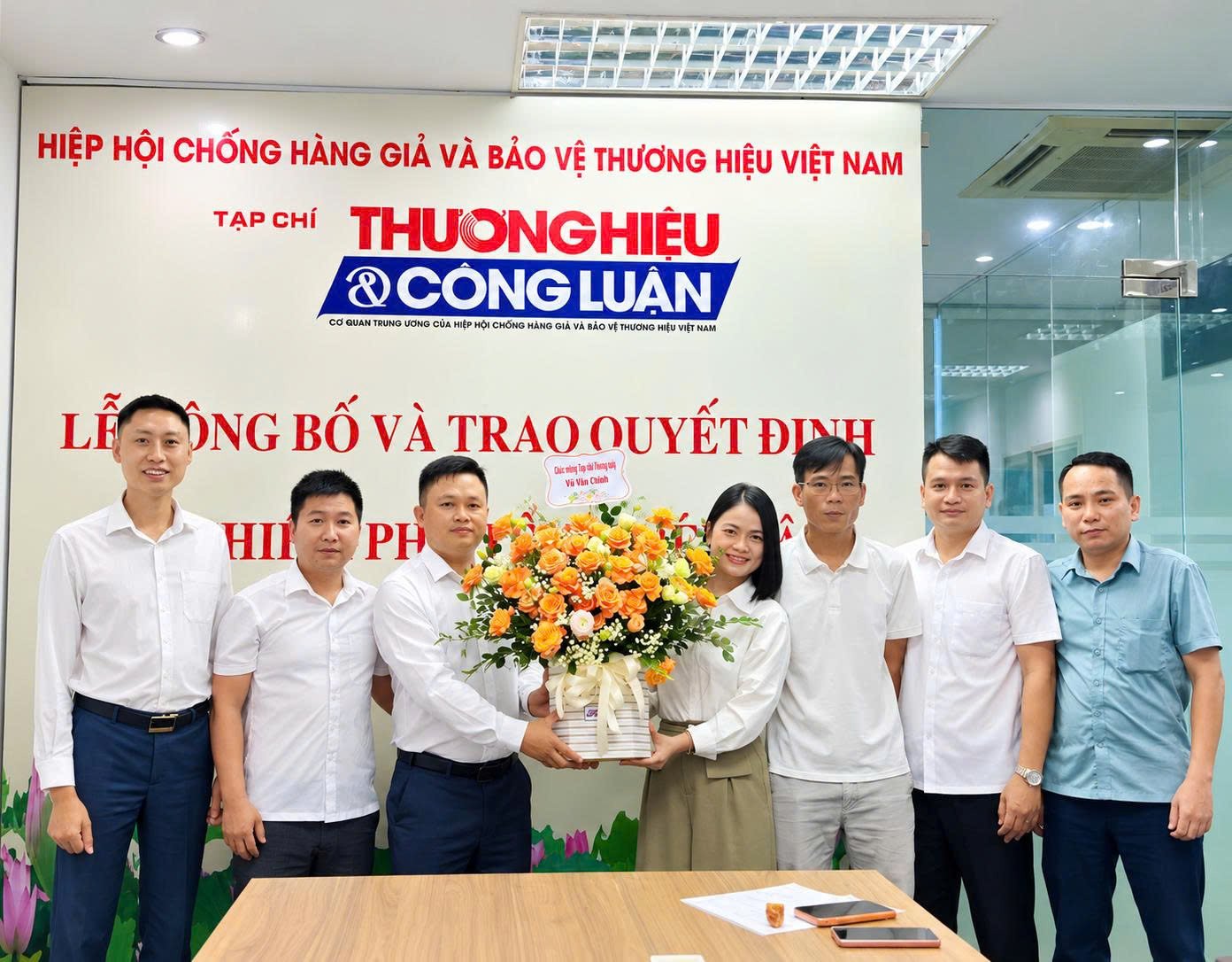 Tập thể cán bộ, phóng viên Tạp chí Thương hiệu và Công luận tặng hoa chúc mừng nhà báo Vũ Văn Chính được bổ nhiệm giữ chức Phó Tổng Biên tập thường trực Tạp chí.
