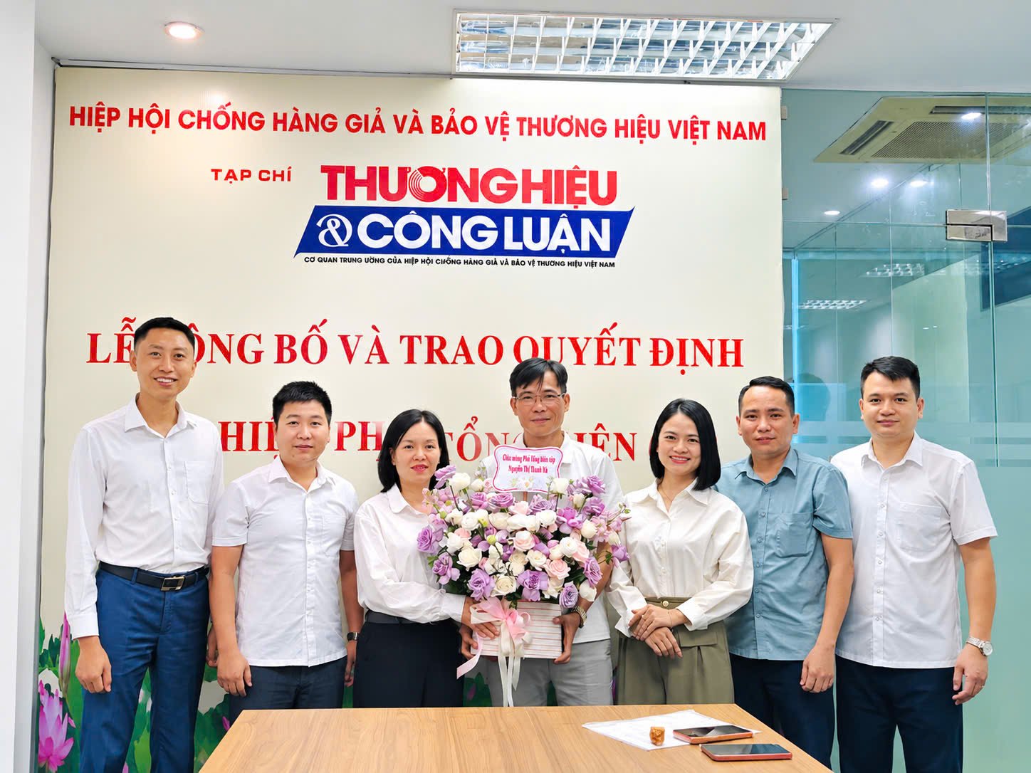 Tập thể cán bộ, phóng viên Tạp chí Thương hiệu và Công luận tặng hoa chúc mừng nhà báo Nguyễn Thị Thành Hà được bổ nhiệm giữ chức Phó Tổng Biên tập Tạp chí.