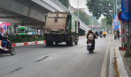 Nước thải từ xe chở rác của URENCO xả xuống đường phố Hà Nội