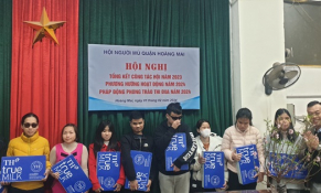 Tạp chí Doanh nghiệp và Đầu tư tổ chức tặng quà cho hộ nghèo và hội viên hội người mù nhân dịp tết Giáp Thìn