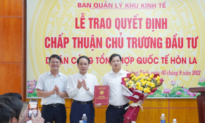 Quảng Bình: Trao quyết định chủ trương đầu tư Dự án Cảng tổng hợp quốc tế Hòn La với tổng mức đầu tư 2.100 tỷ