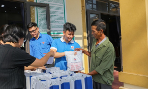 Dược phẩm Tâm Bình phối hợp với Chi đoàn Cục An toàn thực phẩm khám bệnh, tặng quà tại xã Văn Khê
