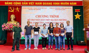 Ciputra Hanoi hỗ trợ các hộ gia đình phường Phú Thượng gặp khó khăn thiệt hại nặng sau bão Yagi
