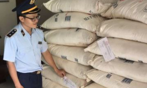 Long An: Tạm giữ 05 tấn đường cát nhập lậu