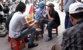 Vấn nạn hút thuốc lá nơi công cộng vẫn diễn ra phổ biến 