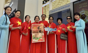 Nhận quà khi check-in gian hàng VietinBank tại Triển lãm thành tựu đất nước