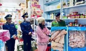 Lạng Sơn: Phát hiện gần 2,5 tấn thực phẩm và rượu không rõ nguồn gốc cận dịp Tết